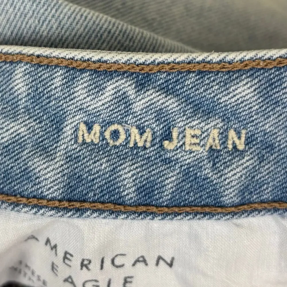 American Eagle Strigid Mom Jeans Women's Size 2 in Blue Breeze